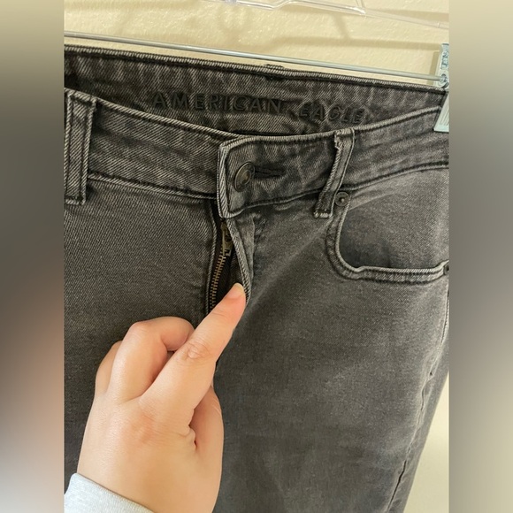 ✨Women’s American Eagle Faded Black Jeans Size 2 - Picture 4 of 12